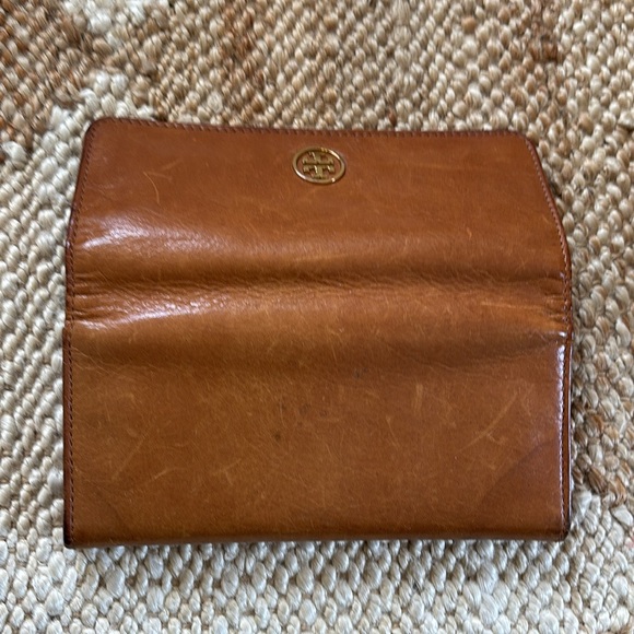 Tory Burch leather envelope continental wallet in tan - Picture 5 of 9
